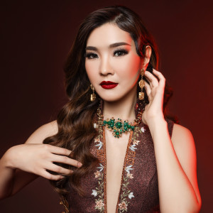 ดาวน์โหลดและฟังเพลง Cheng Li De Yue Guang พร้อมเนื้อเพลงจาก Desy Huang Jia Mei