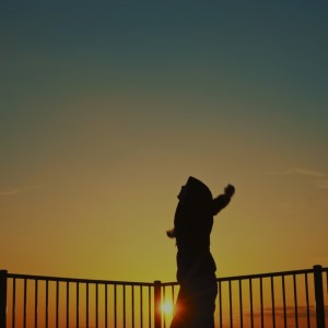 Dengarkan lagu Intro nyanyian Seez dengan lirik