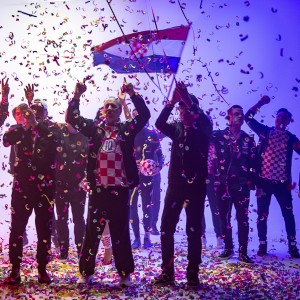 Dengarkan lagu Srce Hrvatsko nyanyian Prijatelji dengan lirik