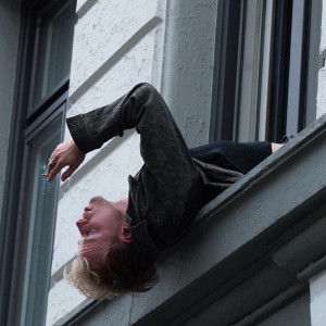 ดาวน์โหลดและฟังเพลง To gærne hester พร้อมเนื้อเพลงจาก Gus Polden