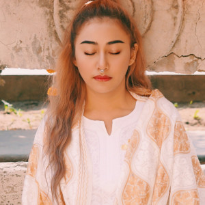 ดาวน์โหลดและฟังเพลง หนี้กรรม (ดนตรี) พร้อมเนื้อเพลงจาก Ann Mitchai