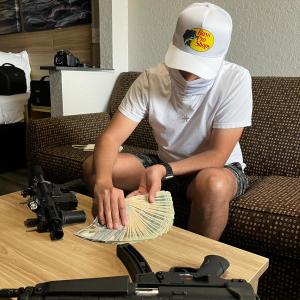 247 E的專輯Chikn Chase Me (feat. Enrgy Beats) [Explicit]