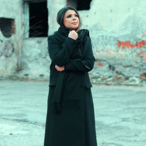 ดาวน์โหลดและฟังเพลง Ukraine พร้อมเนื้อเพลงจาก Laura Bruma