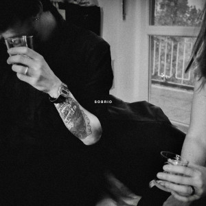 ดาวน์โหลดและฟังเพลง Sobrio (Explicit) พร้อมเนื้อเพลงจาก Yota Damore