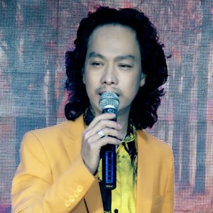 Listen to Hành Trang Giã Từ song with lyrics from Vũ Tuấn