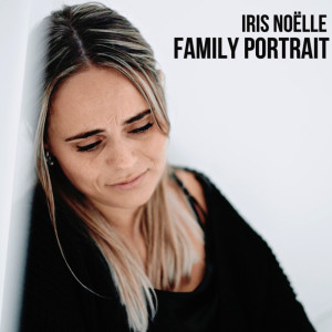 收听Iris Noëlle的Family Potrait歌词歌曲