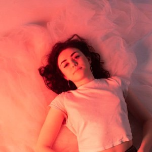 ดาวน์โหลดและฟังเพลง i don't wanna be her พร้อมเนื้อเพลงจาก Lucy Deakin