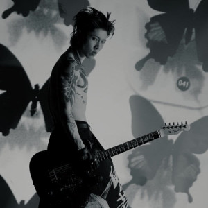 收聽雅-miyavi-的Me And The Moonlight歌詞歌曲