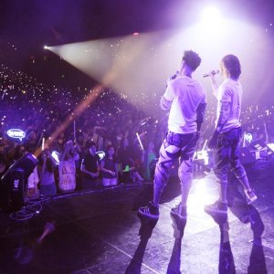收听Shine的Shine歌词歌曲