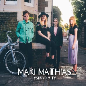 收聽Mari Mathias的Helo歌詞歌曲