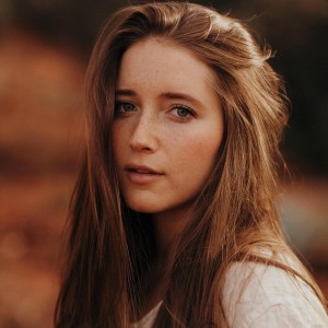 Dengarkan lagu Chasing Cars nyanyian Noelle Johnson dengan lirik
