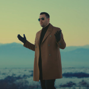 Listen to Më jep të pi song with lyrics from Vegim Furra