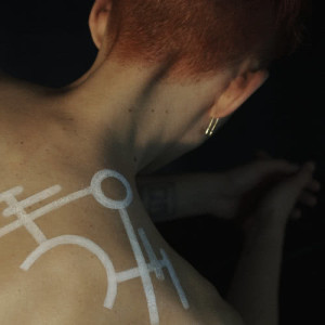 ดาวน์โหลดและฟังเพลง Sanctify พร้อมเนื้อเพลงจาก Olly Alexander