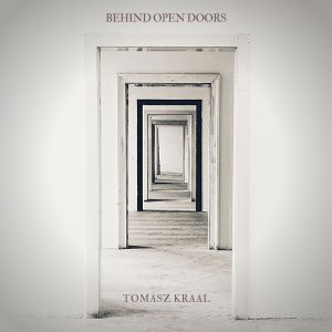 收聽Tomasz Kraal的Behind Open Doors歌詞歌曲