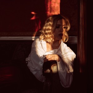 Dengarkan Flowers lagu dari Victoria Voss dengan lirik