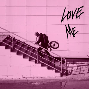 ดาวน์โหลดและฟังเพลง Love Me (Explicit) พร้อมเนื้อเพลงจาก AKSEN