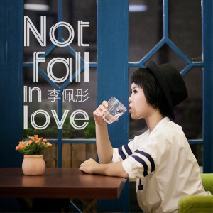 Dengarkan Not Fall In Love lagu dari 李佩彤 dengan lirik