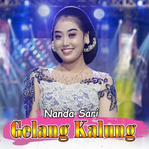 收聽Nanda Sari的Gelang Kalung歌詞歌曲