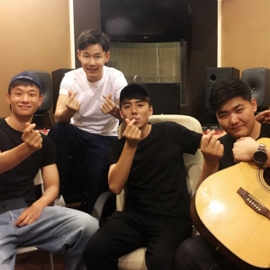 收听曲艺的致战友 伴奏（合唱版） (伴奏)歌词歌曲