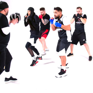 收聽Tanku Romaniei的Prototip American歌詞歌曲