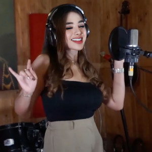 ดาวน์โหลดและฟังเพลง Benni Pasteh พร้อมเนื้อเพลงจาก Risma Aw Aw