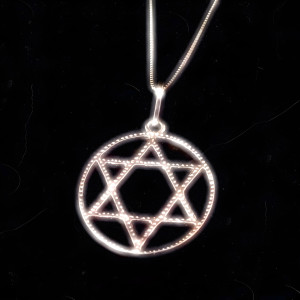 ดาวน์โหลดและฟังเพลง Maldição พร้อมเนื้อเพลงจาก Leous