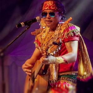 ดาวน์โหลดและฟังเพลง Rindu Terhalang Hormas พร้อมเนื้อเพลงจาก Ray Peni