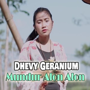Dengarkan lagu Mundur Alon Alon nyanyian Dhevy Geranium dengan lirik