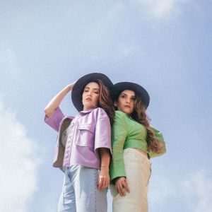 Listen to De Los Besos Que Te Di song with lyrics from Posadas