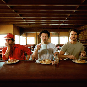 ดาวน์โหลดและฟังเพลง Waffle House พร้อมเนื้อเพลงจาก Jonas Brothers