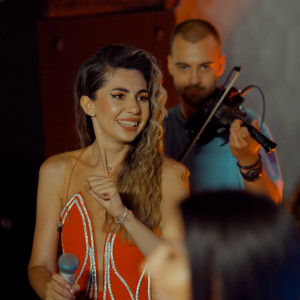 Listen to Un milion de motive (Live) song with lyrics from Sorina Ceugea