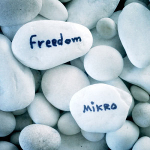 ดาวน์โหลดและฟังเพลง Freedom พร้อมเนื้อเพลงจาก Mikro