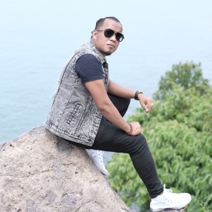 Dengarkan Aku Mundur lagu dari Andra Respati dengan lirik