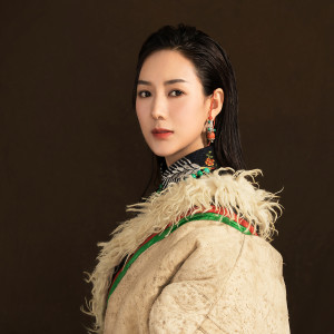 Listen to 玉树有多远 song with lyrics from 泽旺拉姆