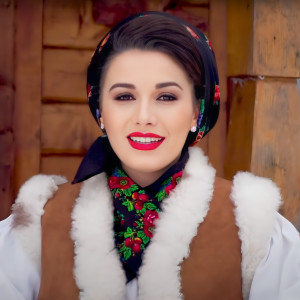 Listen to Iară Vin Colindători song with lyrics from Diana Cârlig