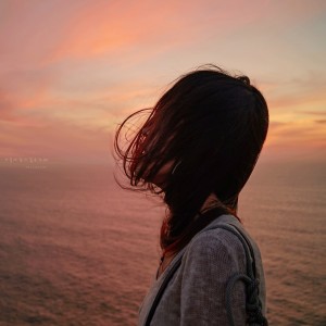 ดาวน์โหลดและฟังเพลง A Good Song To Listen To In Autumn พร้อมเนื้อเพลงจาก Helena Kim