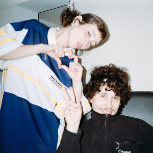 收聽Mi compa el Chino的MUVI4K歌詞歌曲