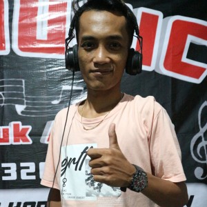 Dengarkan lagu Ta Arhamarrohimin (Remastered 2018) nyanyian Munadi Abdillah dengan lirik