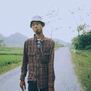 Dengarkan lagu Ngày Lang Thang (Solo Version) nyanyian Đen dengan lirik