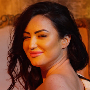 Dengarkan lagu Dependenta de tine nyanyian Claudia Shik dengan lirik