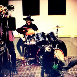 收聽RADICAL MEDICINE: DeCoy Gallerina的TWO HORSES (feat. MIGUEL GARCIA & MARK PINO)歌詞歌曲