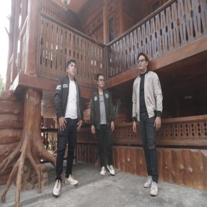 Listen to ALANI SANGIRIS song with lyrics from Permata Trio
