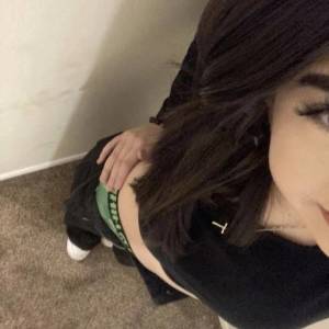 ดาวน์โหลดและฟังเพลง เธอบอกว่าตอนเธออยู่กับผมช่วยทำให้ฮีลใจเธอได้ พร้อมเนื้อเพลงจาก YOUNGM!N