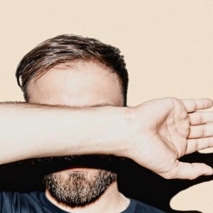 Listen to Изъян song with lyrics from Саша Чест