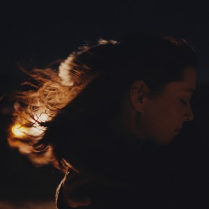 ดาวน์โหลดและฟังเพลง chemtrails พร้อมเนื้อเพลงจาก Lizzy McAlpine