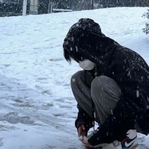 Listen to 何大叔 (DJ版) song with lyrics from 梦小羿