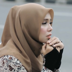 Dengarkan Sakik Dek Ulah Cinto lagu dari Vanny Vabiola dengan lirik