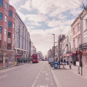 ดาวน์โหลดและฟังเพลง Morning In London พร้อมเนื้อเพลงจาก A Girl Playing A Piano