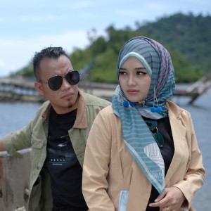 Listen to Rupiah Penghalang Cinta song with lyrics from Andra Respati