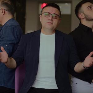 收聽Aziz Murati的Familja ime歌詞歌曲